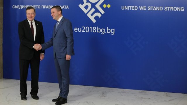 <p>
	Българският финансов министър Владислав Горанов посреща Марио Драги, президент на ЕЦБ. Снимка: Ройтерс</p>
