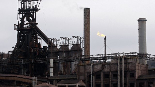 <p>
	Част от производството в металургичния завод в Лиеж ще бъде затворено. Снимка: Ройтерс&nbsp;</p>
