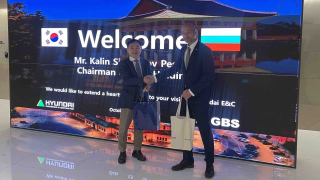 От ляво надясно: Старши вицепрезидентът и генерален директор &quot;Процедури и доставки&quot; на Hyundai E&amp;C Чонг-Ил Юн заедно с Калин Пешов, председател на УС на &quot;Главболгарстрой Холдинг&quot;