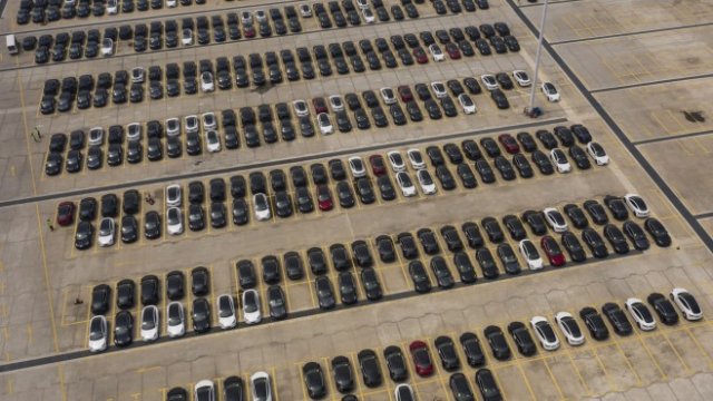 Защо Tesla може да затвори завода си в Китай 