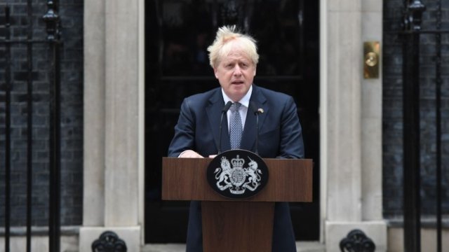 Защо Джонсън попадна под такъв натиск