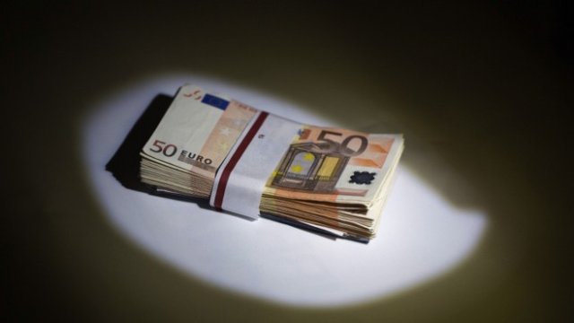 <p>
	Пачка от еврови банкноти. <em>Снимка: Simon Dawson/Bloomberg</em></p>

