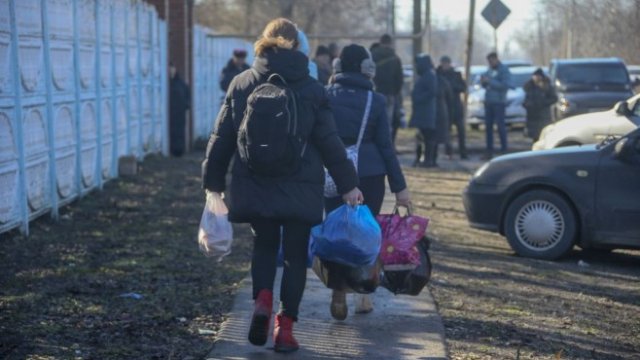 <p>
	<em>Евакуация от украински град още в първите дни на военните действия. Снимка: Bloomberg LP</em></p>
