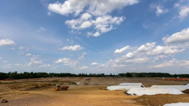 <p>
	<em>Строителната площадка на новия завод на Volkswagen за батерии край&nbsp;</em>Залцгитер.&nbsp;<em>Снимка: Bloomberg L.P.</em></p>
