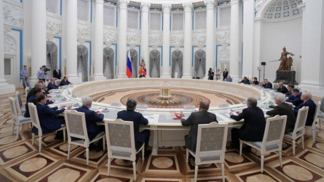 <p>
	Руският президент Владмир Путин по време на срещата си с лидерите на Думата. <em>Снимка: EPA/MIKHAEL KLIMENTYEV/SPUTNIK</em></p>
