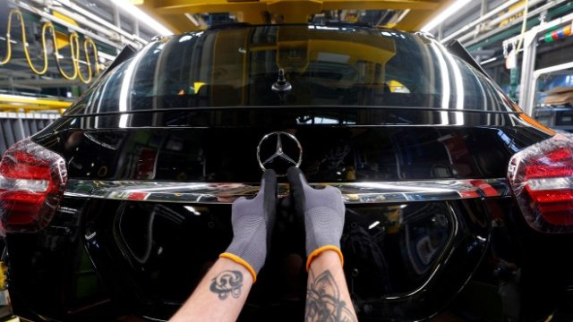 <p>
	Завод за Daimler, в който се сглобяват коли от марката Mercedes Benz, в Ращад. Снимка: Ройтерс</p>
