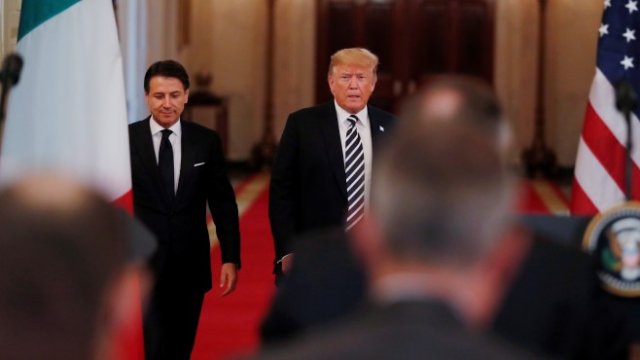 <p>
	Премиерът на Италия Конте (вляво) и американският президент по време на срещата им през лятото. <em>Снимка: Ройтерс</em></p>
