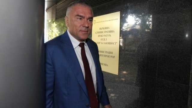 <p>
	Веселин Марешки на излизане от сградата на прокуратурата. <em>Снимка Олег Попов, Investor Media Group</em></p>
