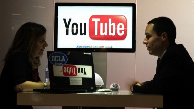 <p>
	YouTube вече няма да е само на компютъра, но и на телевизионния екран. <em>Снимка: Ройтрес</em></p>
