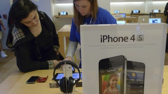 <p>
	Хиляди собственици на iPhone 4S се оплакват, че батерията им пада след само няколко часа. <em>Снимка: Ройтерс</em></p>
