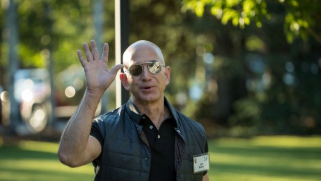 <p>
	През юли Безос надмина Гейтс като най-богатия човек в света. <em>Снимка: Getty Images News</em></p>
