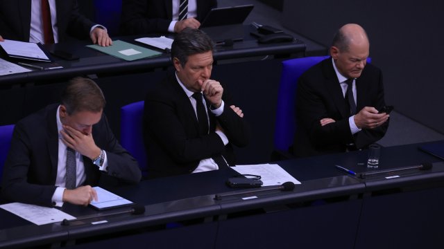 Кристиан Линднер (ляво), Роберт Хабек (в средата) и Олаф Шолц. Снимка: Bloomberg L.P.