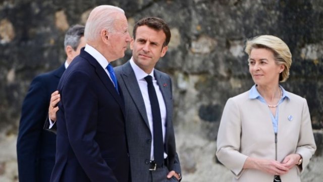 <p>
	Председателят на ЕК Урсула фон дер Лайен заедно с президента на САЩ Джо Байдън и президента на Франция Еманюел Макрон по време на срещата на Г-7 в Англия.<em> Снимка: Neil Hall/Bloomberg</em></p>
