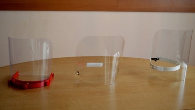 <p>
	<span font-size:="" pt="" style="color: rgb(102, 102, 102); font-family: ">Вече се произвеждат български шлемове и очила.&nbsp;</span><em font-size:="" pt="" style="color: rgb(102, 102, 102); font-family: ">Снимка: Министерство на икономиката</em></p>
