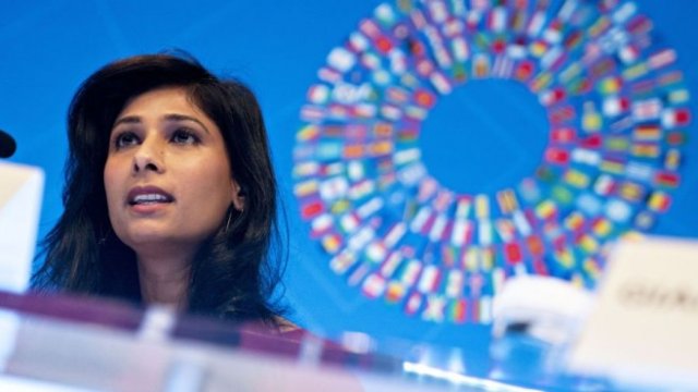 <p>
	Главният икономист на МВФ Гита Гопинат. <em>Снимка: Andrew Harrer/Bloomberg</em></p>
