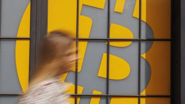 Биткойнът остава в плен на волатилността