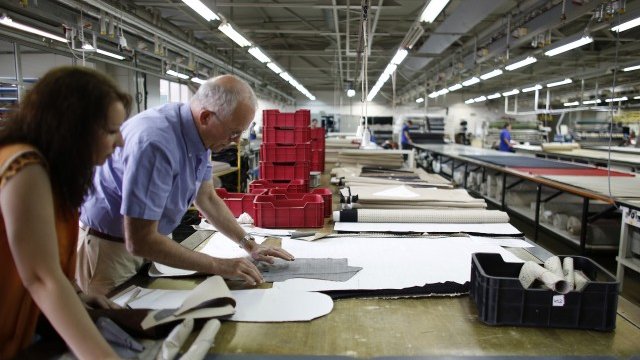 <p>
	Бертрам Ролман (вдясно) и служител във фабриката му в Гоце Делчев. Германският предприемач дава възможност на 40 млади българи да попиват практически знания, докато учат. <em>Снимка: Ройтерс&nbsp;</em></p>
