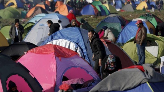 <p>
	Бежанският лагер край Идомени. Хиляди хора са блокирани в Гърция в очакване да продължат към Западна Европа, след като Македония, Сърбия, Австрия и Словения въведоха &quot;тавани&quot; за приемането на хора. <em>Снимка: Ройтерс</em></p>
