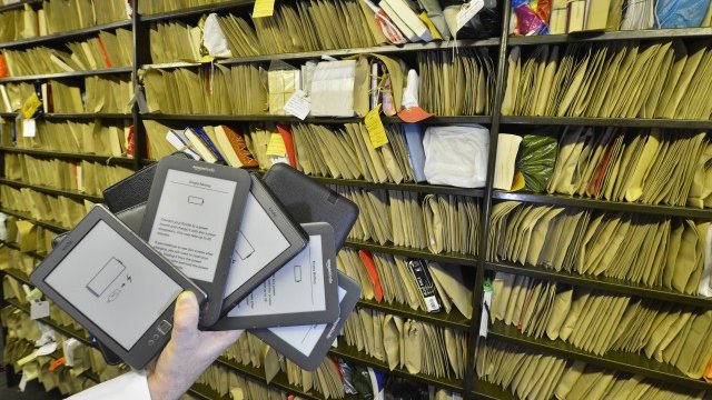 <p>
	Повечето електронни книги в момента все още се четат на специални устройства. <em>Снимка: архив Ройтерс</em></p>
