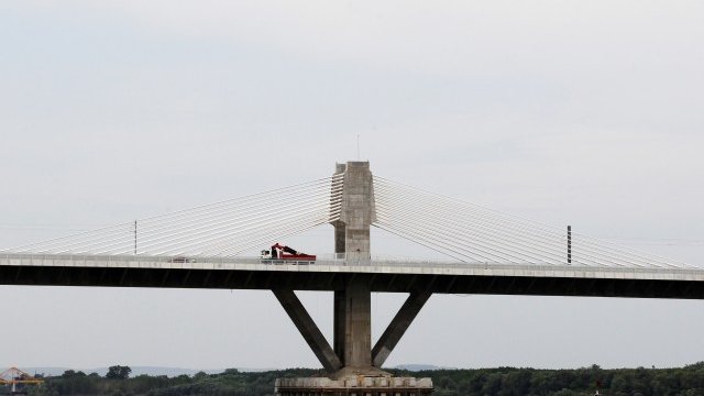 <p>
	Пуснатият в експлоатация миналата година Дунав мост 2. <em>Снимка: Ройтерс</em></p>
