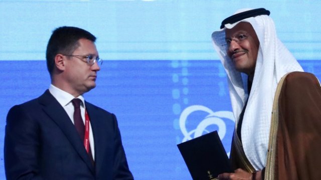 <p>
	Руският енергиен министър Александър Новак и саудитският му колега принц Абдулазиз бин Салман.<em> Снимка: Ройтерс</em></p>
