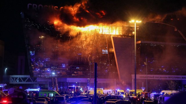 Концертната зала &quot;Крокус Сити Хол&quot; в пламъци след атентата. Снимка: EPA/VASILY PRUDNIKOV