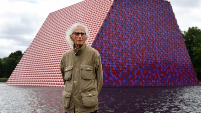 <p>
	Арт проектът Mastaba в Лондон. <em>Снимка: EPA/KARL MATHIS</em></p>
