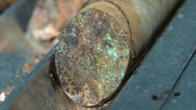 <p>
	Кобалтът - една от ценните съставки за съвременните електромобили. <em>Снимка: Bloomberg LP</em></p>
