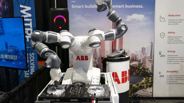 И зад пулта е... Вашият нов диджей - робот. Снимка:  Sarah Silbiger/Bloomberg