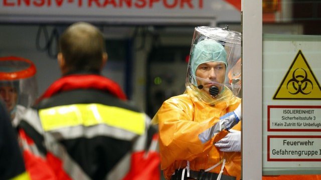 <p>
	В петък на летището във Франкфурт кацна предполагаем заразен с ебола пациент. <em>Снимка: Ройтерс</em></p>
