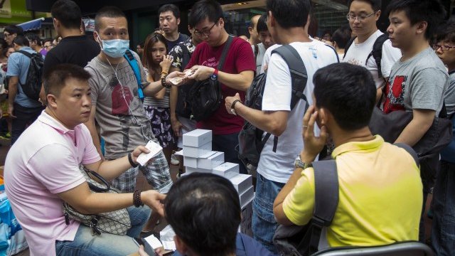 <p>
	Прекупвачи изкупуват продадени в Хонконг бройки от новите апарати на Apple. <em>Снимка: Ройтерс</em></p>
