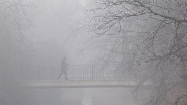 <p>
	В дните с мъгла въздухът в София задържа наднормени количества замърсители. <em>Снимка: БТА</em></p>
