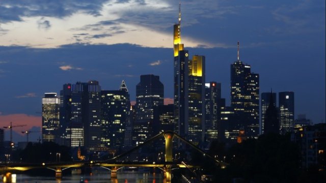 <p>
	Финансовият център на Франкфурт. <em>Снимка: архив Ройтерс</em></p>
