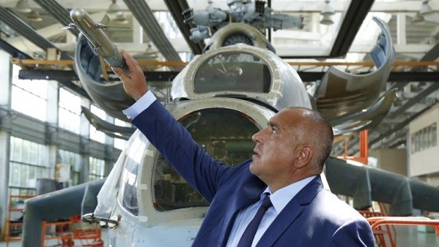 <p>
	<em>Посещението на премиера Бойко Борисов в авиобаза Граф Игнатиево. Снимка: МС</em></p>
