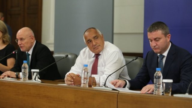 <p>
	От ляво надясно: Димитър Радев, Бойко Борисов и Владислав Горанов. С<em>нимка:&nbsp;БГНЕС/БОБИ ТОШЕВ</em></p>
