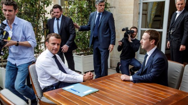 <p>
	Oснователят на Facebook Марк Зукърбърг по време на срещата си през лятото с френския президент Еманюел Макрон (вляво). <em>Снимка: Ройтерс</em></p>
