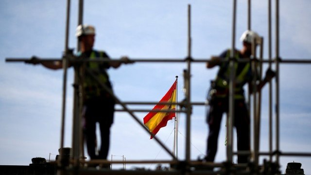 <p>
	Строители в столицата на Андалусия Севиля. <em>Снимка: Ройтерс</em></p>
