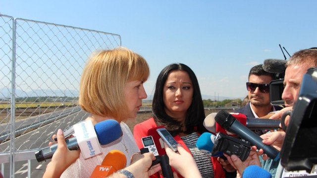 <p>
	Столичният кмет Йорданка Фандъкова&nbsp;при откриването на втория участък от Западната дъга на Софийския околовръстен път. <em>Снимка: МРРБ</em></p>
