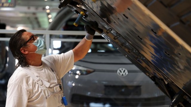 <p>
	Промишленото производство в страните с единна валута се е свило с 1,5% през ноември. Икономистите, анкетирани от The Wall Street Journal, прогнозираха повишение от 1,4%. <em>Снимка: Liesa Johannssen-Koppitz/Bloomberg</em></p>
