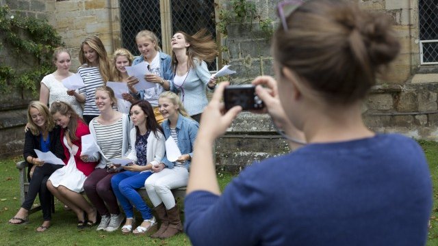 <p style="text-align: justify;">
	Повечето млади хора в Англия искат да придобият професионална квалификация по време на следването си в бакалавърска степен. <em>Снимка: Ройтерс</em></p>
