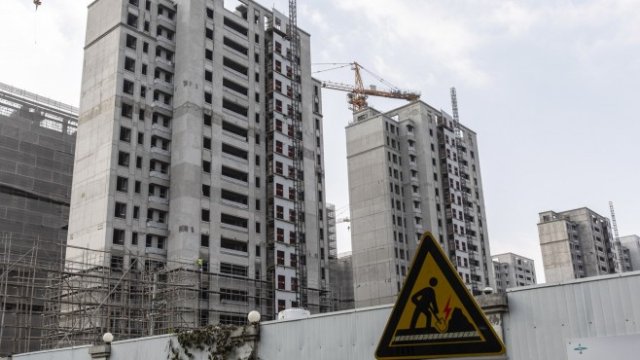 <p>
	Строителството на жилища бележи ръст за десети пореден месец, а това на търговски сгради е нараснало за трети месец.&nbsp;<em>Снимка:&nbsp;</em><em>Qilai Shen/Bloomberg</em></p>
