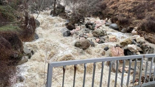 <p>
	Река Места също приижда, залят е част от пътя Банско-Гоце Делчев при м. Момина кула. Снимка: Божинар Стоилов, БГНЕС</p>
