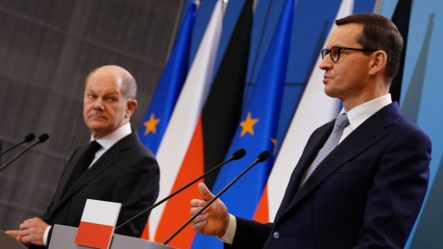 <p>
	Германският канцлер Олаф Шолц (вляво) и полският му колега Матеуш Моравецки. <em>Снимка: EPA/RADEK PIETRUSZKA POLAND OUT</em></p>
