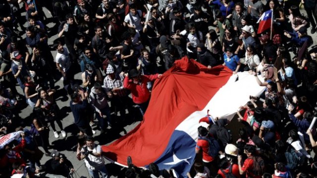 <p>
	Протестите в Чили прераснаха в насилие. <em>Снимка: Ройтерс</em></p>
