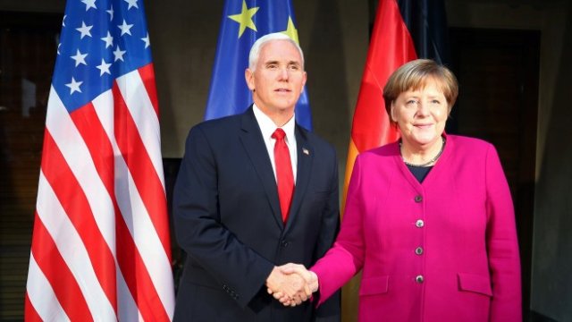 <p>
	Майк Пенс и германският канцлер Меркел. <em>Снимка: Ройтерс</em></p>
