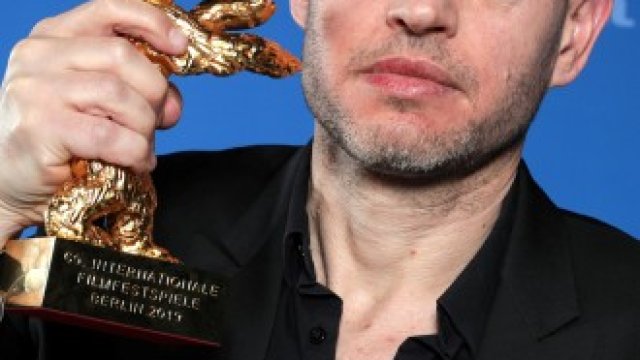 <p>
	Израелдският режисьор Надав Лапид позира със статуетката си.&nbsp;<em>Снимка: Ройтерс</em></p>
