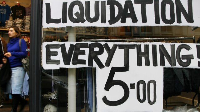 <p>
	Много магазини в Ковънт Гардън разпродават стоките си и дори затварят. <em>Снимка: Ройтерс</em></p>
