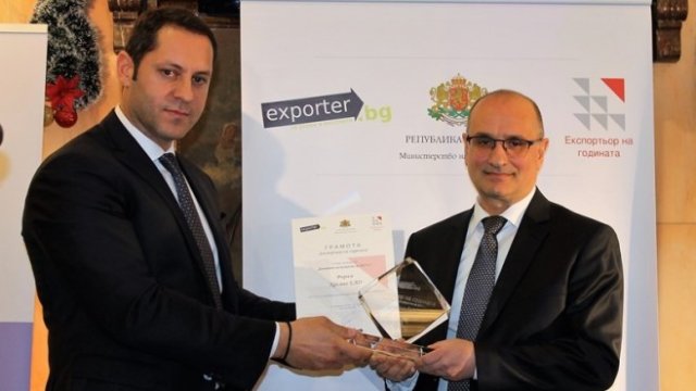 <p>
	Александър Манолев (вляво) връчи наградата Експортьор на годината за най-динамично развиваща се компания на Георги Гановски, собственик на Кремио ЕАД. <em>Снимка: МИ</em></p>
