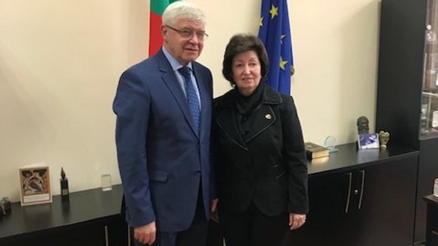 <p>
	Здравният министър Кирил Ананиев и председателят на Българската асоциация на професионалистите по здравни грижи Милка Василева.<em> Снимка: Министерство на здравеопазването </em></p>
