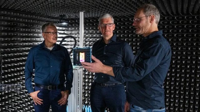 Тим Кук (в средата) в Мюнхен. Снимка: Apple 